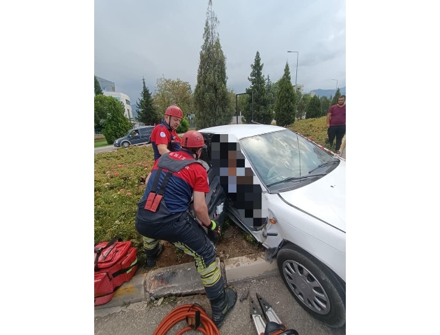 Araç içerisinde sıkışan yolcunun imdadına itfaiye yetişti