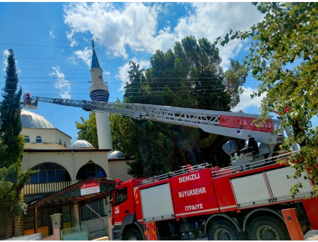 Caminin kubbesinden uçamayan leyleği itfaiye kurtardı