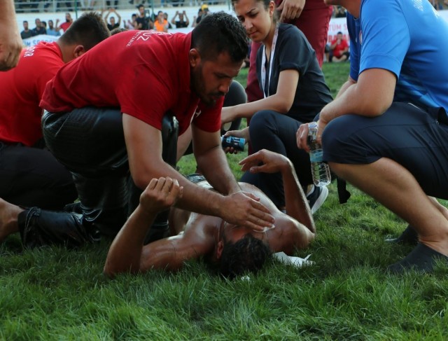 Cerrahi Hastanesinden yağlı güreşe sağlık desteği