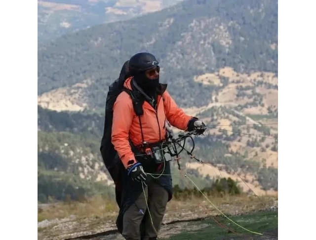 72 yaşındaki paraşütçü gençlere taş çıkartıyor