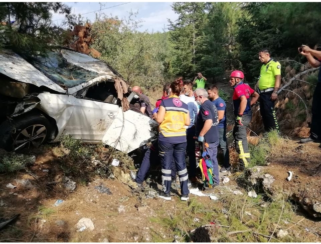 Uçurumdan yuvarlanan otomobilde 1’i ağır 3 kişi yaralandı