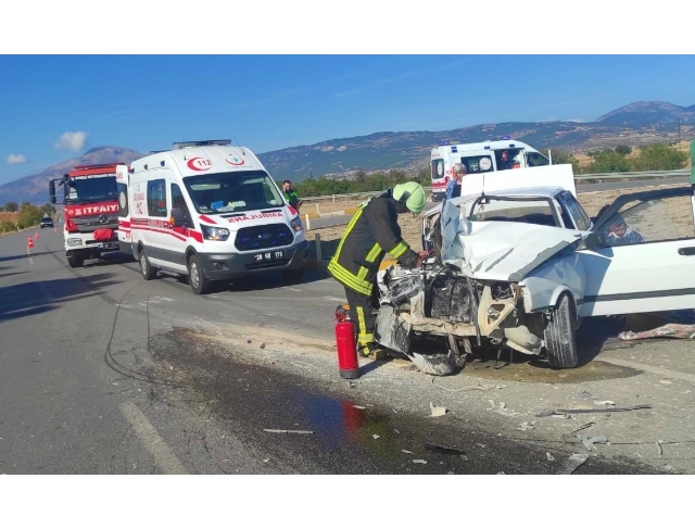 Otomobil ile traktör çarpıştı: 1'i ağır 5 kişi yaralandı