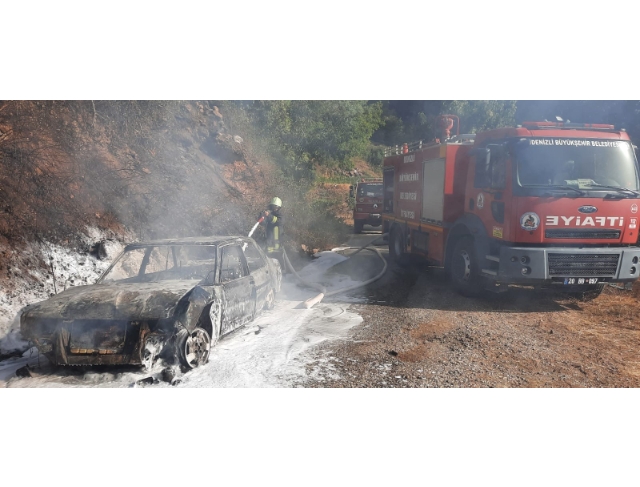 Servis aracıyla çarpışan otomobil, çıkan yangında metal yığınına döndü