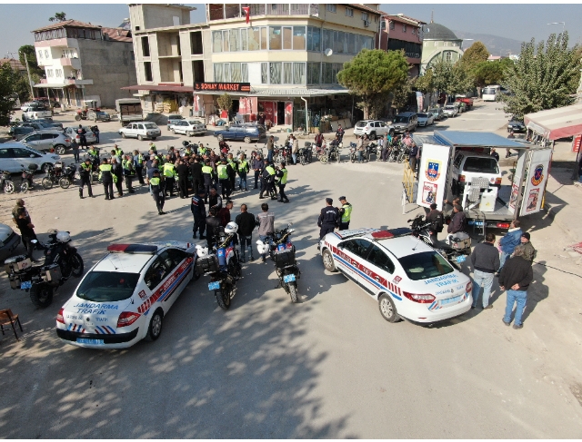 Jandarma motosiklet sürücülerine reflektif yelek dağıttı