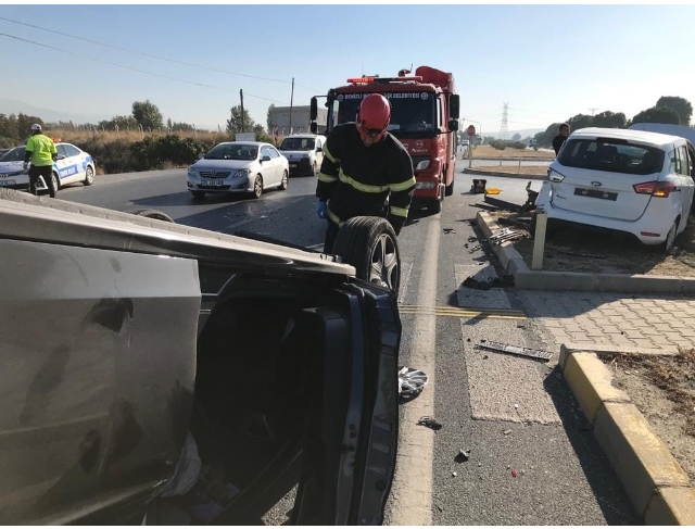 Kavşakta çarpışan otomobillerden biri takla attı: 2 yaralı