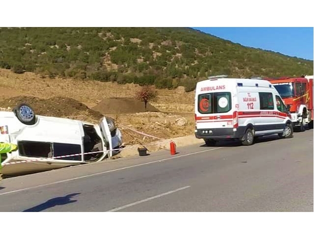 Kontrolden çıkan minibüs takla atıp şarampolde ters yattı: 5 yaralı