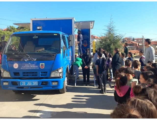 Jandarmadan öğrencilere trafik eğitimi