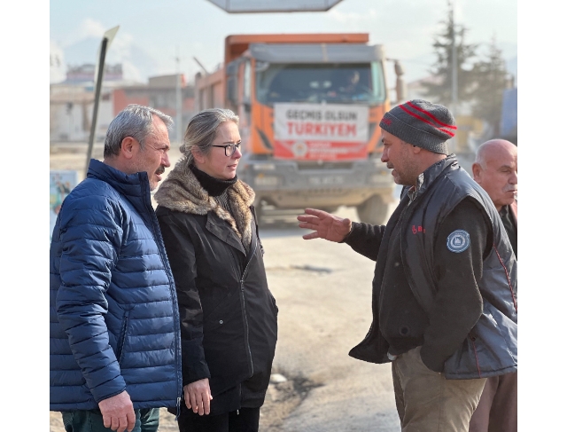 AK Partili Şahin Tin depremin merkez üstünde kepenk açan esnafla buluştu