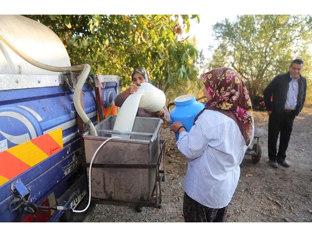 Çiftçilerden afetzedelere süt bağışı