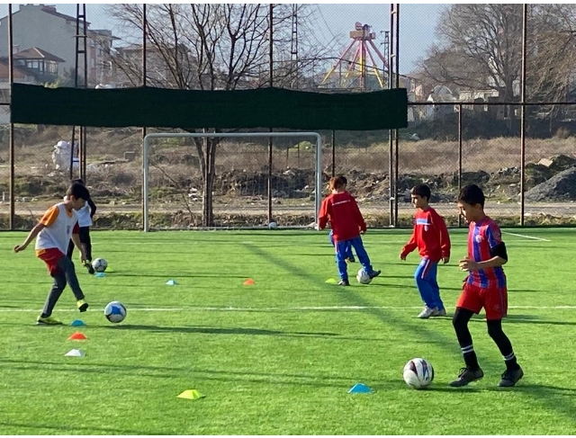 Denizli’de futbol okulu depremzede miniklere kapılarını açtı