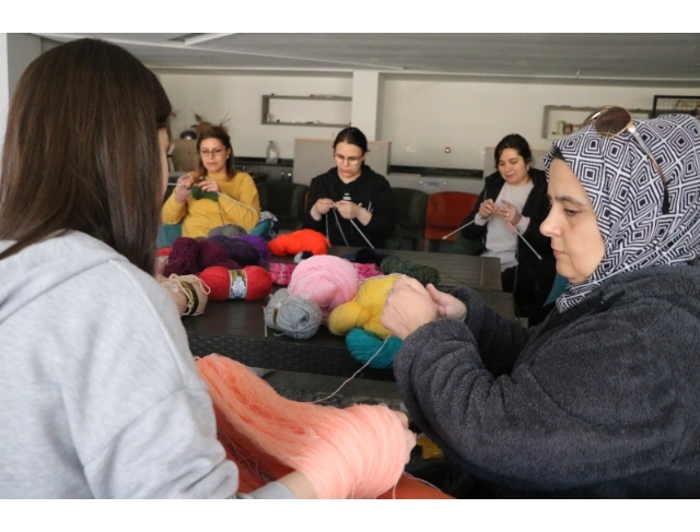 Depremzedeler için bağışlanan yün iplikler kışlık giysilere dönüştürülüyor