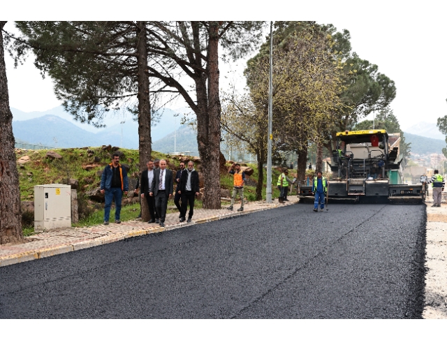 Büyükşehir’in sıcak asfalt seferberliği sürüyor