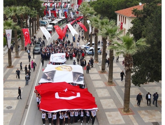 120 metrelik Türk bayrağı elden ele taşındı