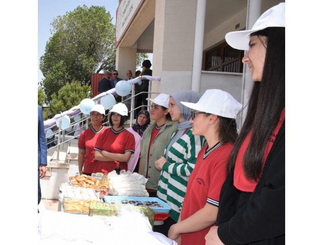 Meslek lisesi öğrencileri yılsonu yardım etkinliğinde ürünlerini sergiledi