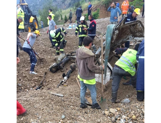 Denizli'de selin getirdiği çamur yoldan geçen araçları yuttu: 1 ölü