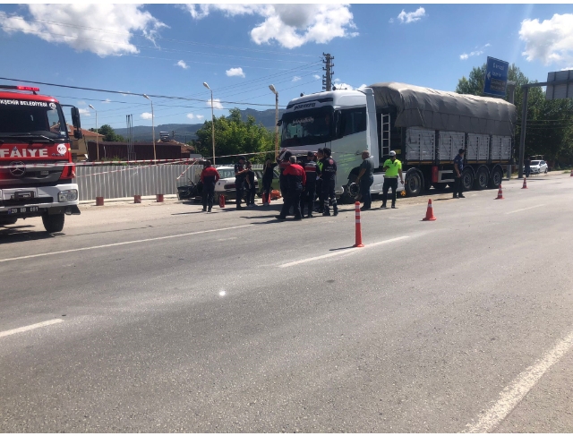 Tırın çarptığı otomobildeki yaşlı çifti ölüm ayırdı