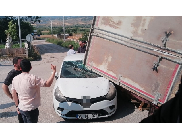 Zincirleme kazaya karışan araç, yoldan geçen otomobilin üzerine devrildi