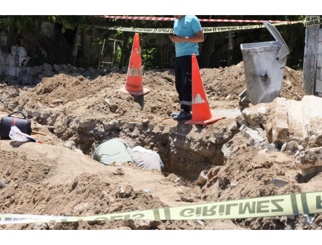 Doğal gaz kazısı yapan kepçenin bıçağına lahit takıldı