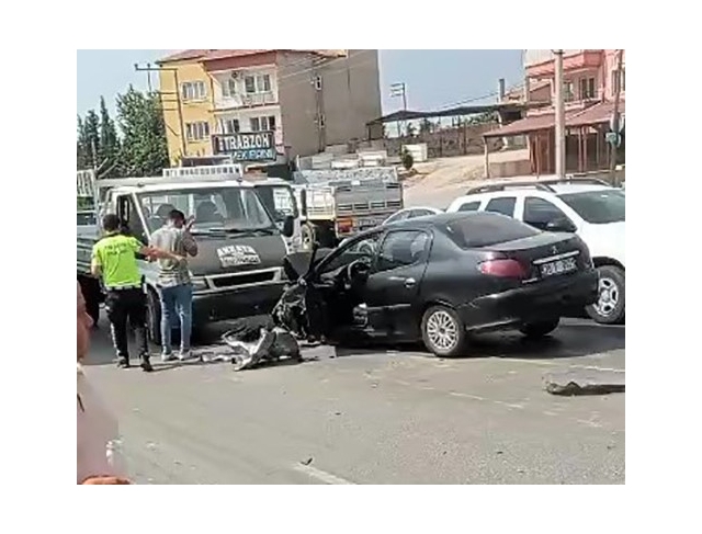 Tekeri kopan otomobil karşı şeride geçip 2 araca çarptı