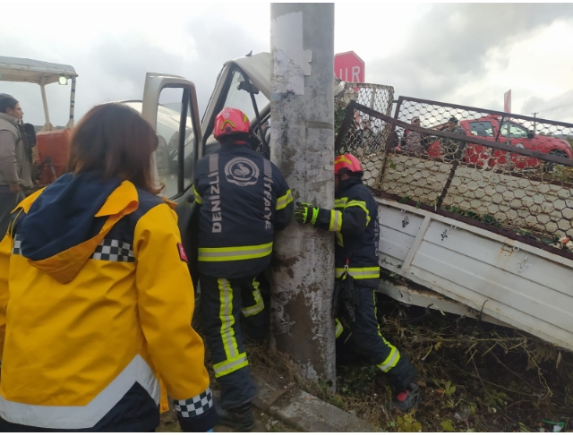 Yağışta kontrolden çıkan kamyonet elektik direğine çarptı: 1 ölü, 1 yaralı