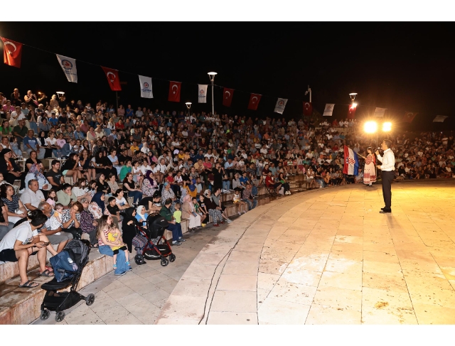 Büyükşehir’in halk dansları festivali kentin dört bir yanında