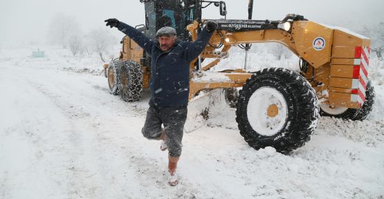 3 gün karda mahsur kalan çobanlar, kurtuluşlarını zeybek oynayarak kutladı