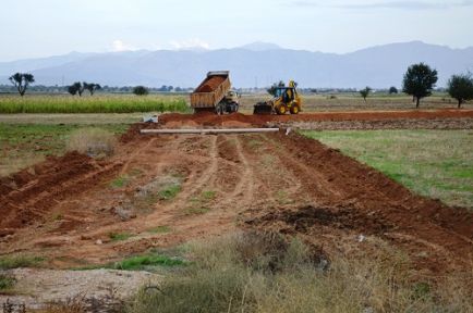 ACIPAYAM BELEDİYESİ YOL SIKINTISINI ÇÖZÜYOR