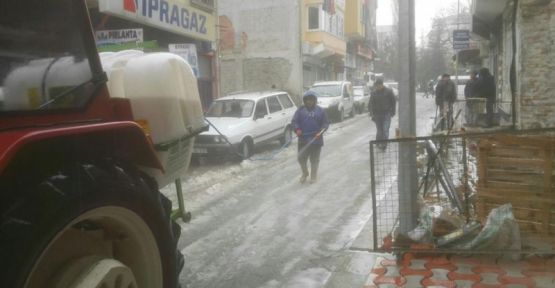 ACIPAYAM BELEDİYESİNDEN BUZLANMAYA AKILCI ÇÖZÜM