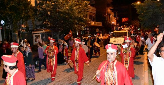 ACIPAYAM DEMOKRASİ NÖBETİNE BİNLERCE ACIPAYAMLI KATILDI