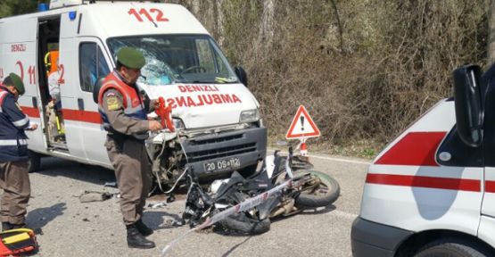 ACIPAYAM'DA AMBULANSLA MOTOSİKLET KAZA YAPTI