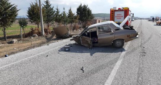 ACIPAYAM'DAKİ KAZADA ARAÇ İKİYE BÖLÜNDÜ