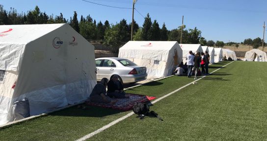 Afet bölgesinde bir çok vatandaş geceyi çadırlarda geçirdi