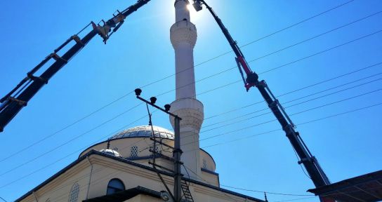 Depremde zarar gören minareyi itfaiye indirdi