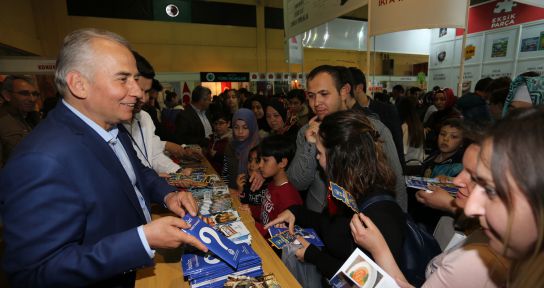 Ege'nin en büyük kitap fuarı kapılarını 3. kez açıyor