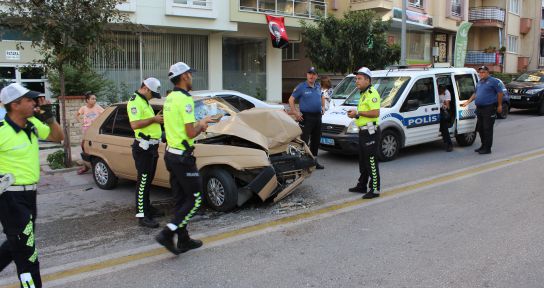 Ehliyetsiz sürücünün kullandığı otomobil hurdaya döndü: 2 yaralı