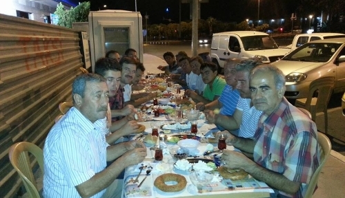 EMEKDER taksicilerle sahur, dolmuşçularla iftar düzenledi