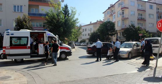 İki kadın sürücü çarpıştı, çocuklar korku dolu anlar yaşadı