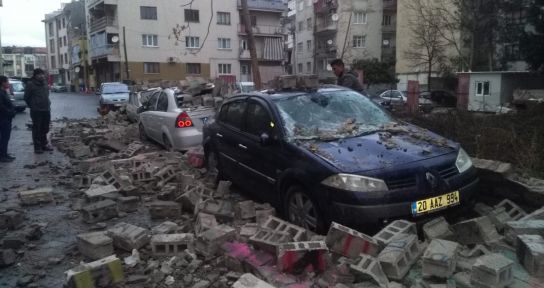 İstinat duvarı park halindeki otomobillerin üzerine yıkıldı