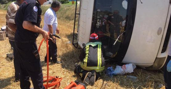 Kamyonet yol kenarına devrildi: 3 yaralı