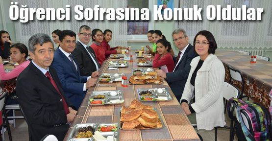 KAYMAKAM VE BAŞKAN ÖĞRENCİ SOFRASINDA