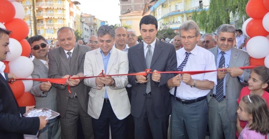 KERMES KAPILARINI HALKA AÇTI