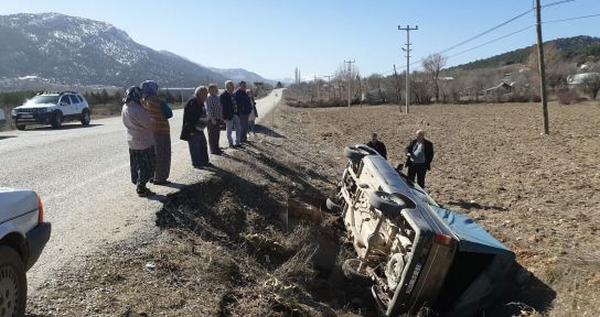 Kontrolden çıkan kamyonet tarlaya devrildi: 1 yaralı