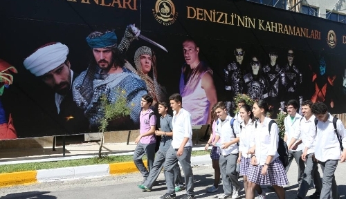 Liseli gençler Denizli’nin Kahramanları'nı seyretti