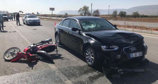 Otomobilin çarptığı motosikletli hayatını kaybetti