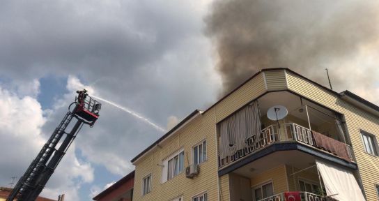 Sacda yufka ekmeği yapılan binanın çatısında yangın çıktı