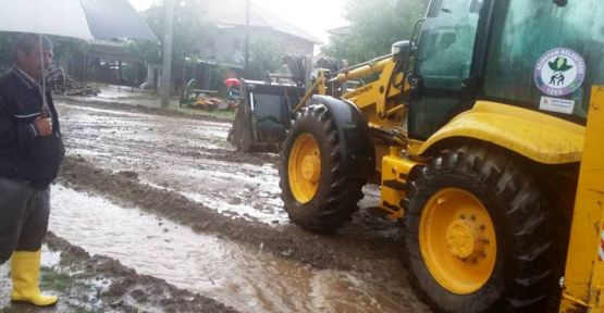 SAĞANAK YAĞIŞ KURTLAR MAHALLESİNDE ETKİLİ OLDU