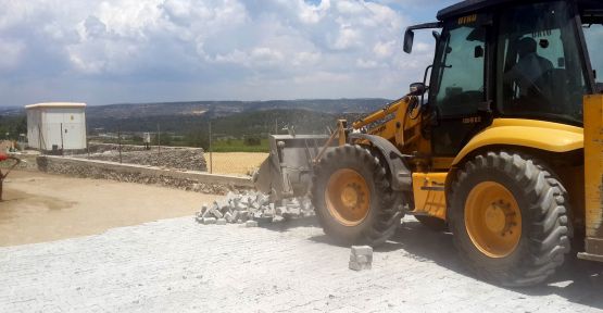 SANAYİ ESNAFI BOZUK YOLU KENDİ İMKÂNLARIYLA YAPIYOR