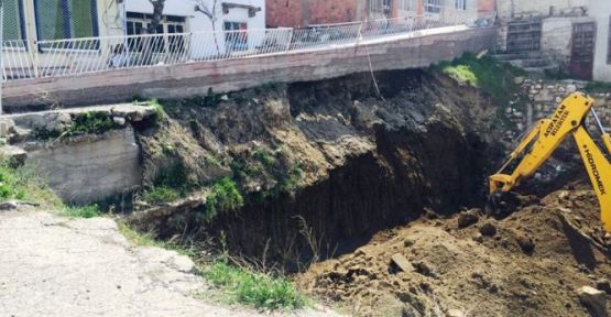 YEŞİLYUVA 'DA TEHLİKE ARZ EDEN YOLDA ÇALIŞMA BAŞLADI