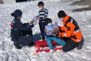 Jandarma çocuklara güvenlik tedbirlerini anlatıyor