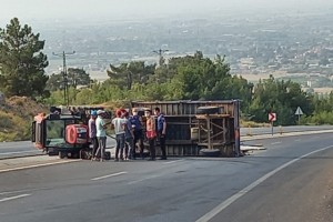 Demir yüklü römorktaki yolculukta yaralı kurtuldular